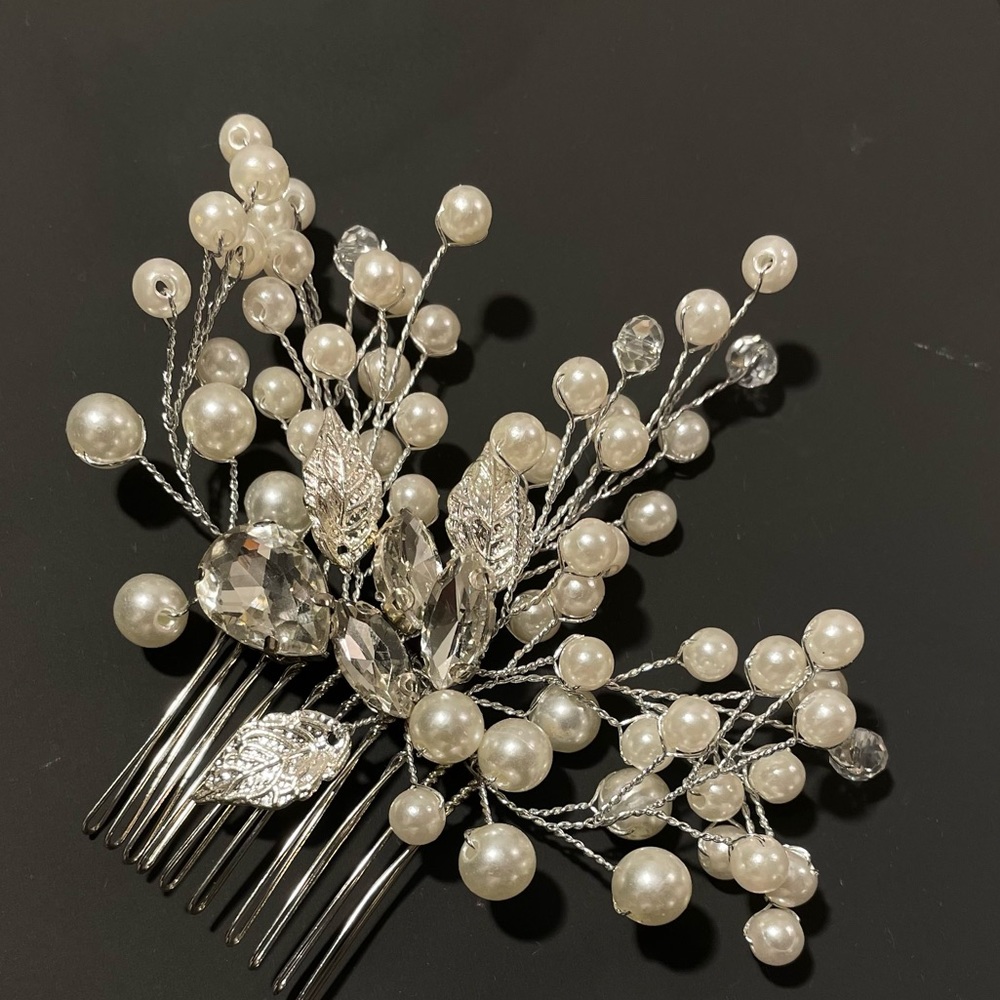 Hair pin with white pearls